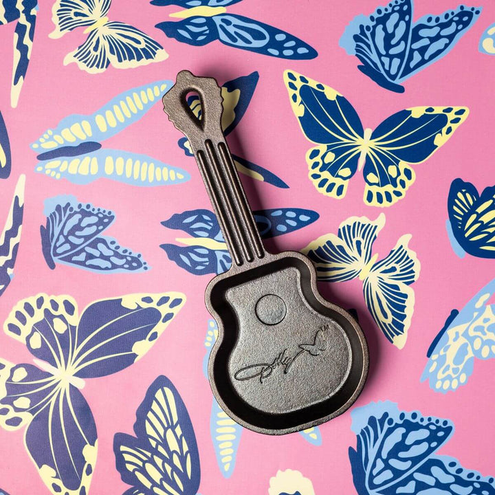 Lodge x Dolly Mini Rockstar Guitar Skillet 27cm