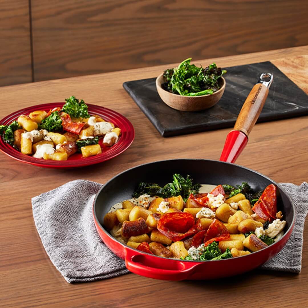 Le Creuset Signature Cast Iron 28cm Frypan with wooden handle