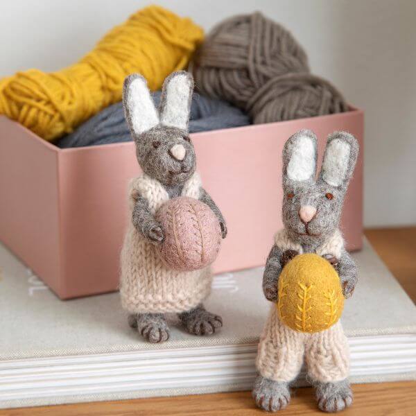 Gry & Sif Grey Bunny with Yellow egg 14cm