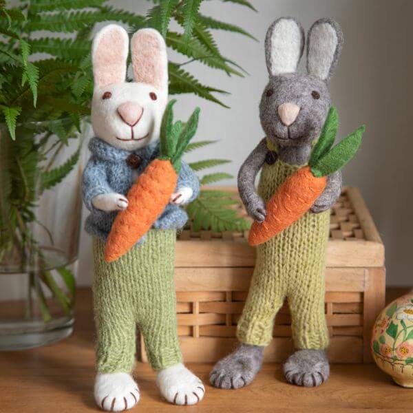 Gry & Sif Grey Bunny with Yellow egg 14cm